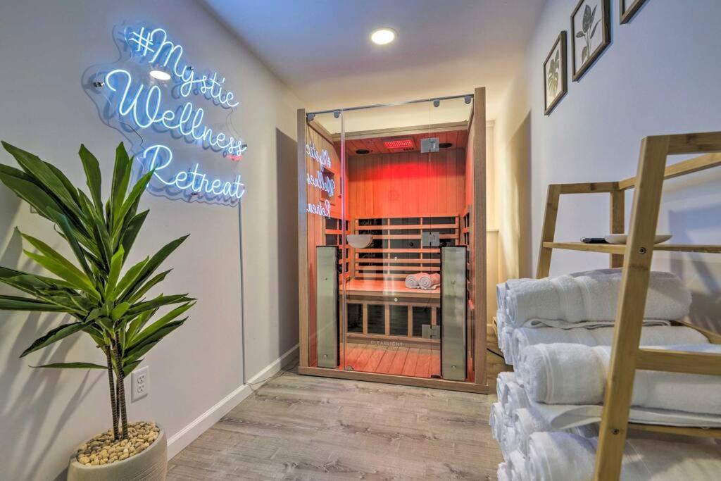New! Updated Mystic Home W/ Sauna, Hot Tub & Deck エクステリア 写真