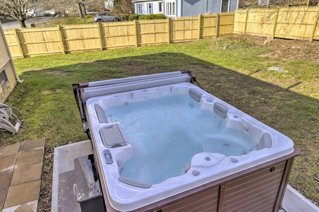 New! Updated Mystic Home W/ Sauna, Hot Tub & Deck エクステリア 写真