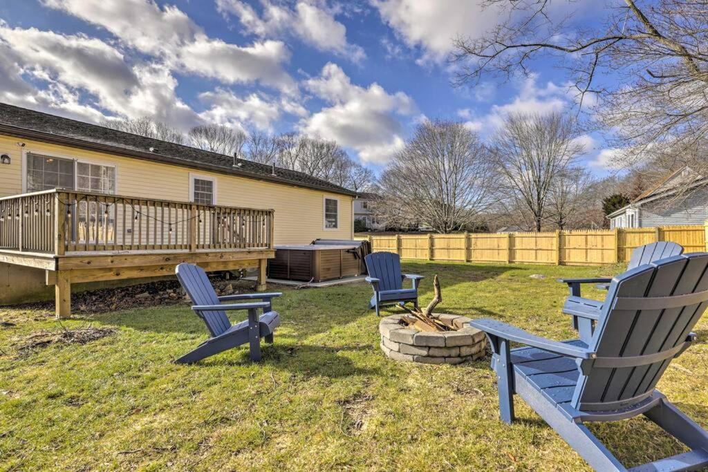 New! Updated Mystic Home W/ Sauna, Hot Tub & Deck エクステリア 写真