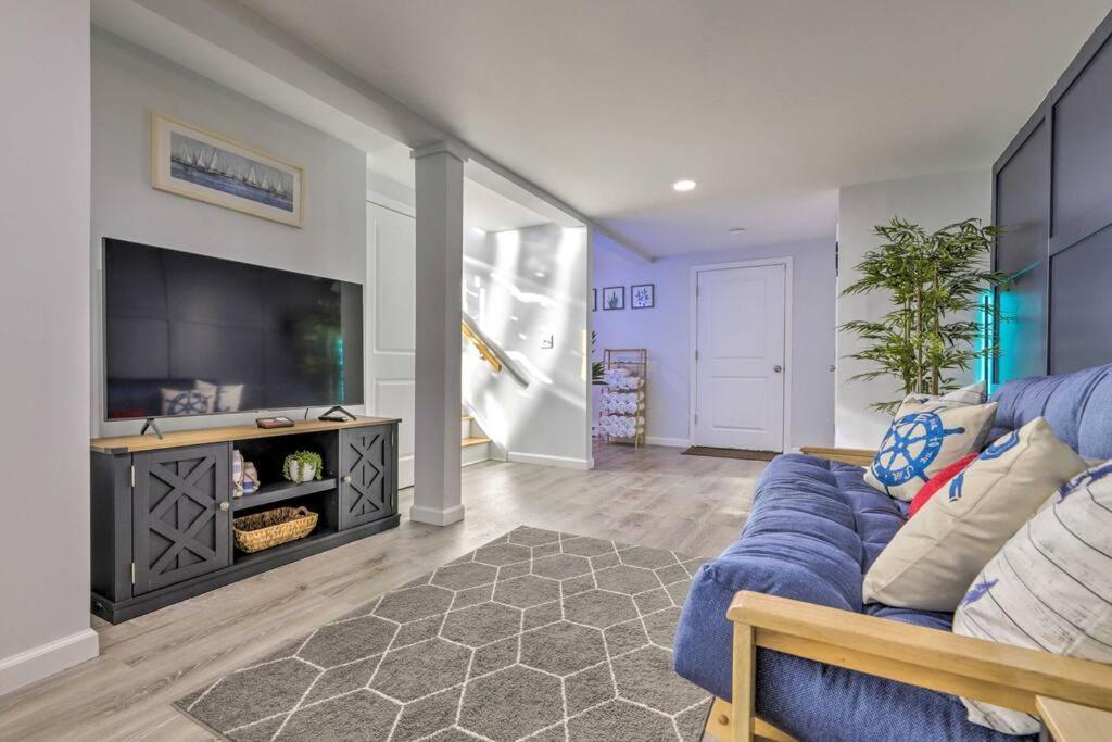New! Updated Mystic Home W/ Sauna, Hot Tub & Deck エクステリア 写真