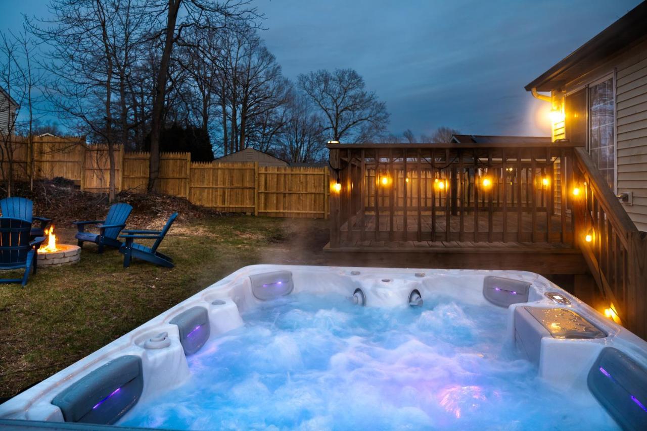 New! Updated Mystic Home W/ Sauna, Hot Tub & Deck エクステリア 写真