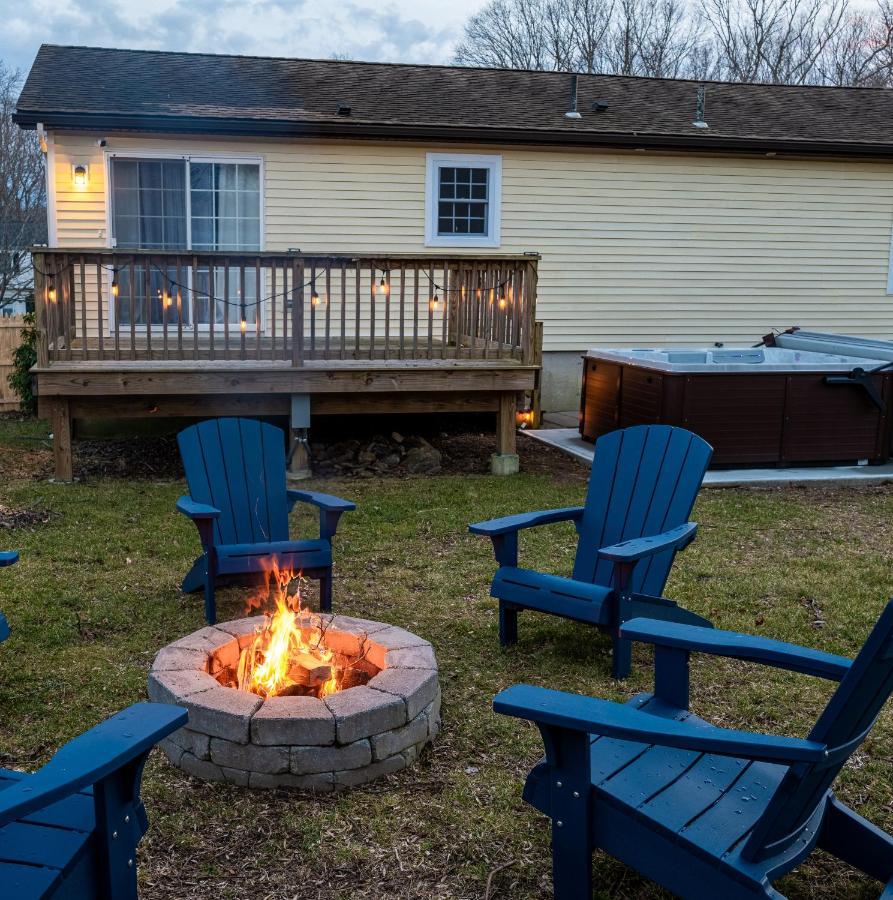 New! Updated Mystic Home W/ Sauna, Hot Tub & Deck エクステリア 写真