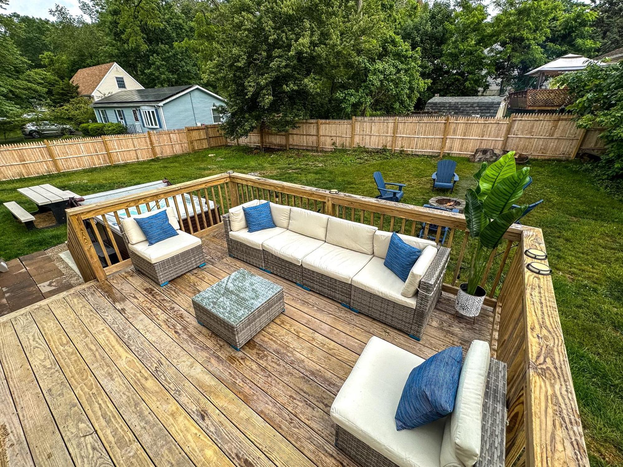 New! Updated Mystic Home W/ Sauna, Hot Tub & Deck エクステリア 写真